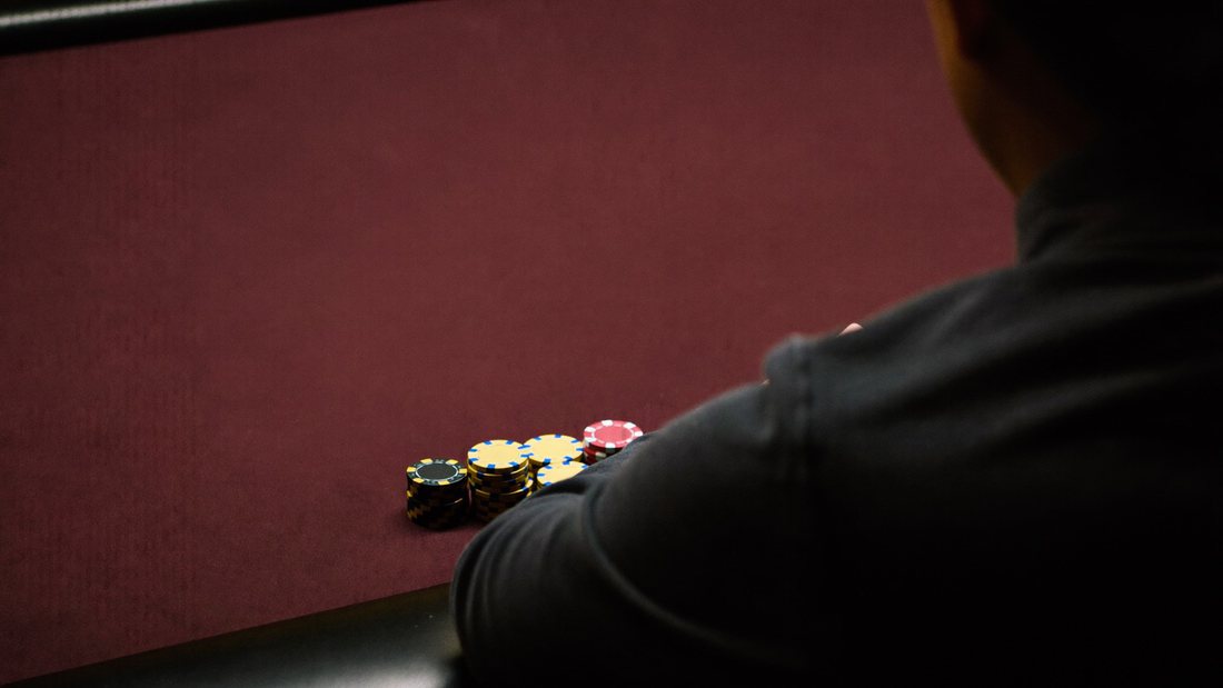 R24 online casino: the difference a live table makes